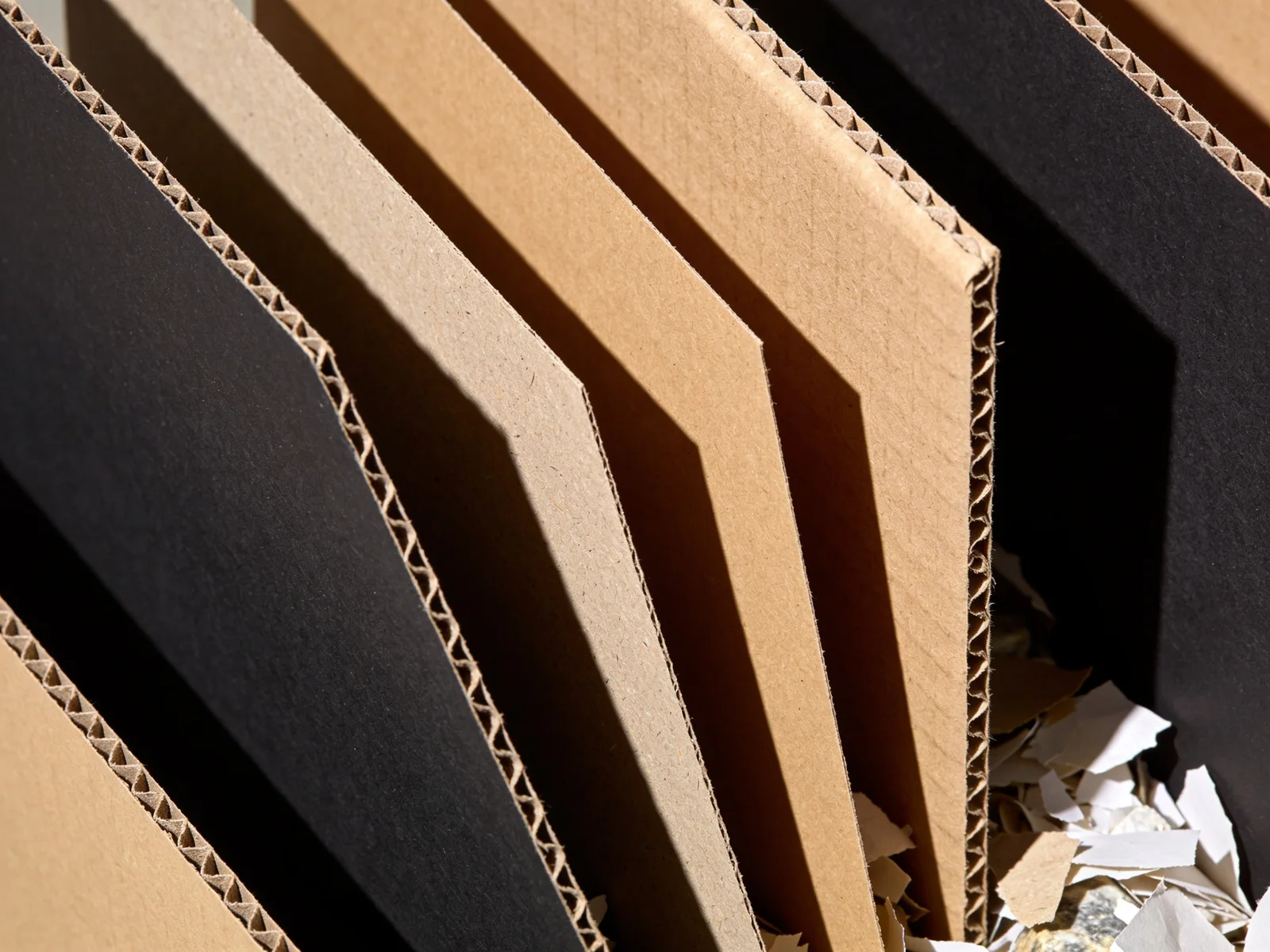 Materialidade da Saturno Ambiental: camadas de papel e papelão comprimidos
